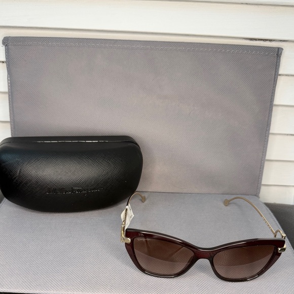 Salvatore Ferragamo Cat Eye Sunglasses SF922S Red / Gold – NWT - Picture 2 of 8